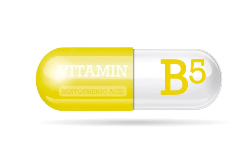 Žlutá kapsle s nápisem Vitamin B5