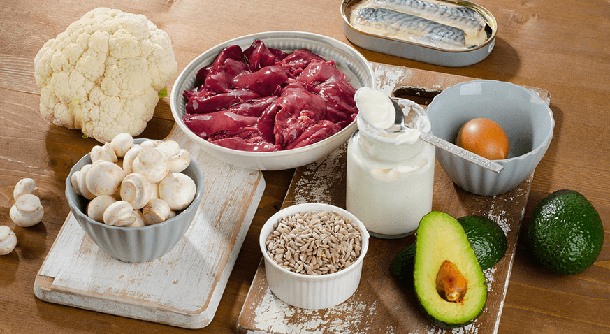 Potraviny bohaté na vitamin B5 na dřevěném stole