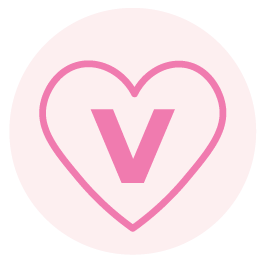 Růžový odznak, písmeno V, kolem něj srdce